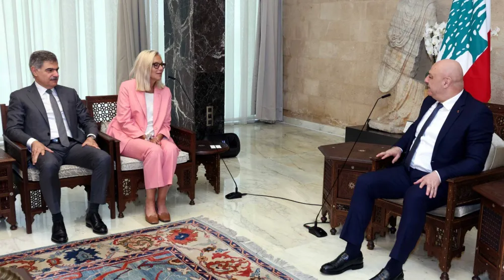 الرئيس عون مستقبلاً المنسقة الخاصة السابقة للأمم المتحدة لعمليات السلام في الشرق الأوسط سيغريد كاغ ووفداً من جامعة البلمند (الرئاسة اللبنانية)