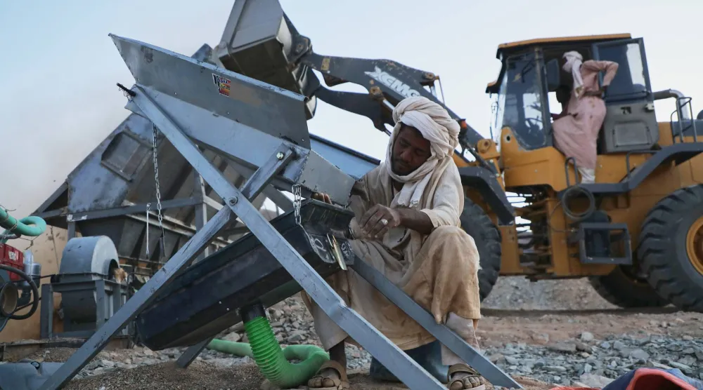 عامل يشغِّل آلة لفصل المواد الحاملة للذهب في موقع تعدين بشمال السودان يوم 7 مايو 2026 (أ.ب)