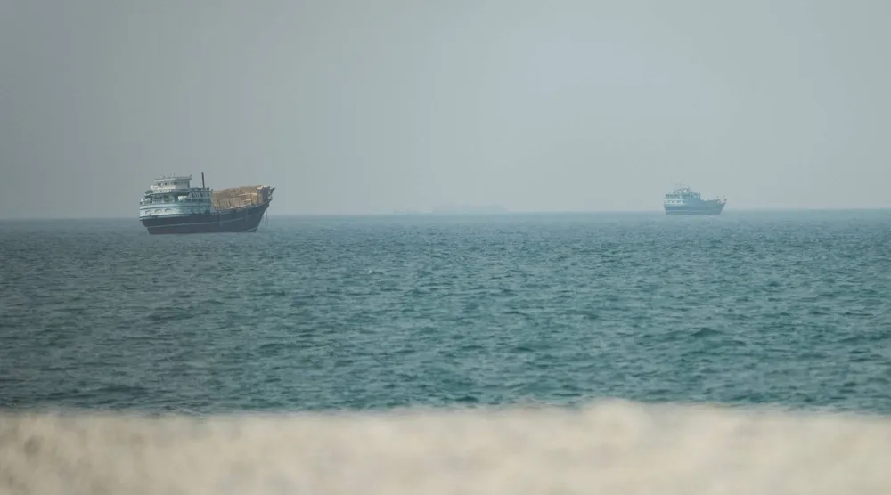 سفن في مضيق هرمز، كما تظهر من مسندم، عمان (رويترز)