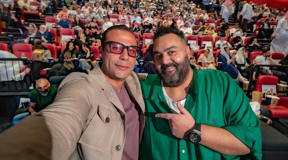 محمد إمام وشيكو خلال حضور عرض فيلم «صقر وكناريا» (حساب شيكو على فيسبوك)