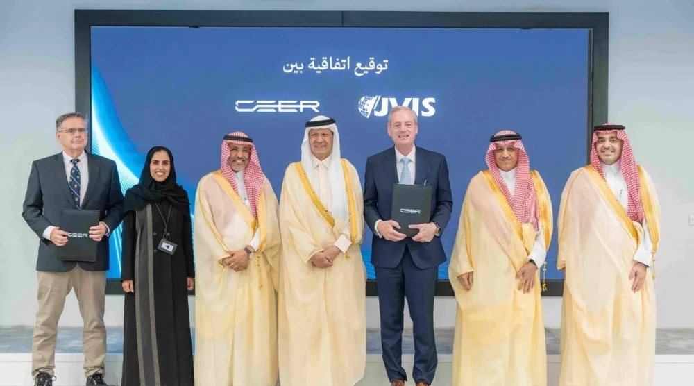 الأمير عبد العزيز بن سلمان بن عبد العزيز وزير الصناعة والثروة المعدنية السعودي ويوسف البنيان وزير التعليم وعدد من المسؤولين الحكوميين ورئيس شركة «سير» خلال التكريم