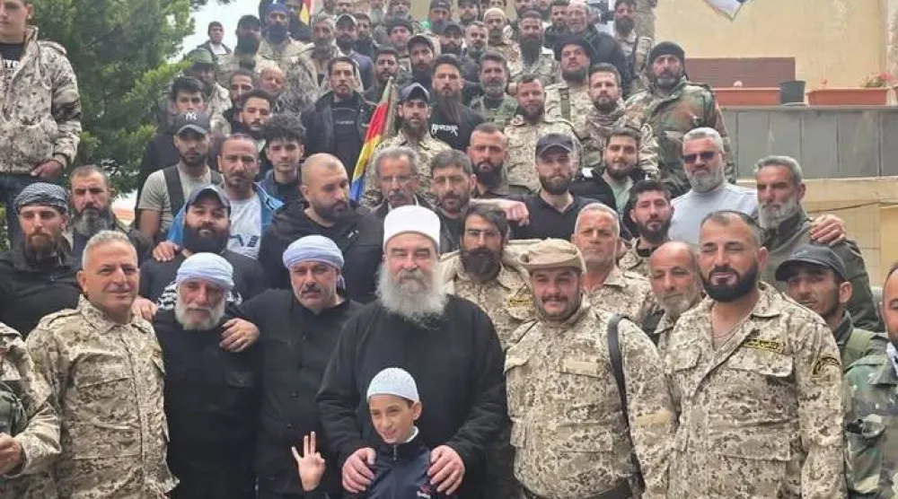 الشيخ حكمت الهجري يتوسط أتباعه من عناصر «الحرس الوطني» (السويداء 24)