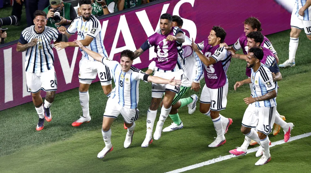 منتخب الأرجنتين يواصل مشواره في المونديال (إ.ب.أ)
