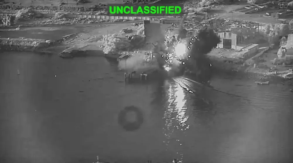 İran'ın güneyindeki Bender Abbas'ta demirleme noktasına yönelik ABD saldırılarını gösteren videodan (CENTCOM)