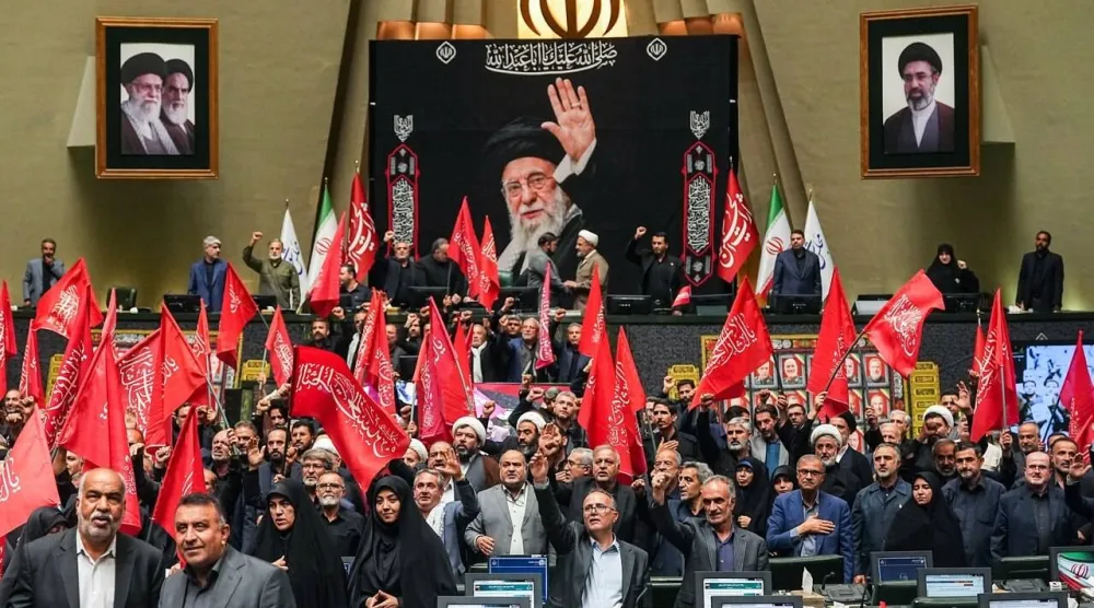 صورة نشرها موقع البرلمان الإيراني من استئناف أعماله لأول مرة بعد توقفه في فبراير الماضي