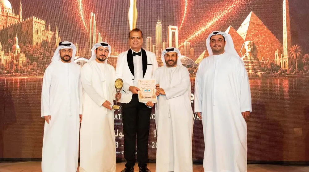 دكتور أسامة رؤوف رئيس المهرجان يتوسط مسؤولي جمعية «دبا للثقافة والفنون بالفجيرة» (إدارة المهرجان)