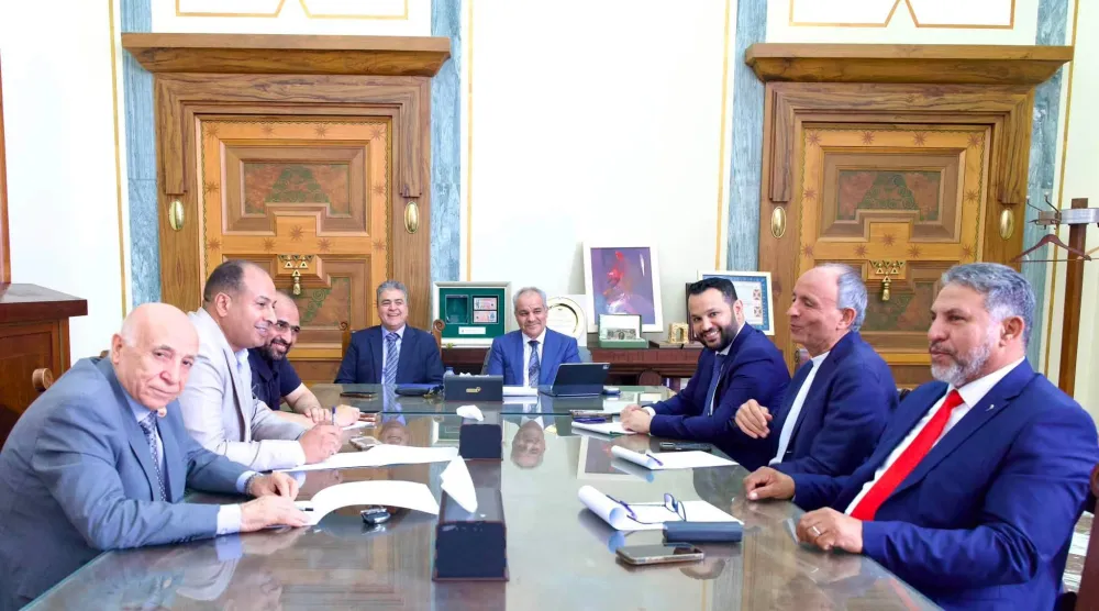 محافظ مصرف ليبيا المركزي ناجي عيسى في لقاء مع اللجنة المالية بالبرلمان الليبي (صفحة المصرف المركزي)