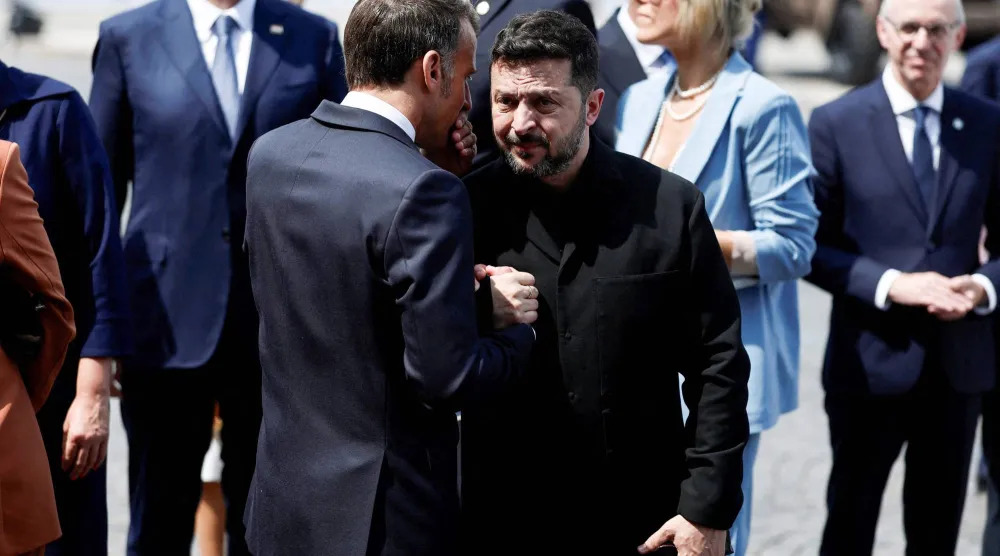 الرئيسان الفرنسي إيمانويل ماكرون والأوكراني فولوديمير زيلينسكي في جادة الشانزليزيه (أ.ف.ب)