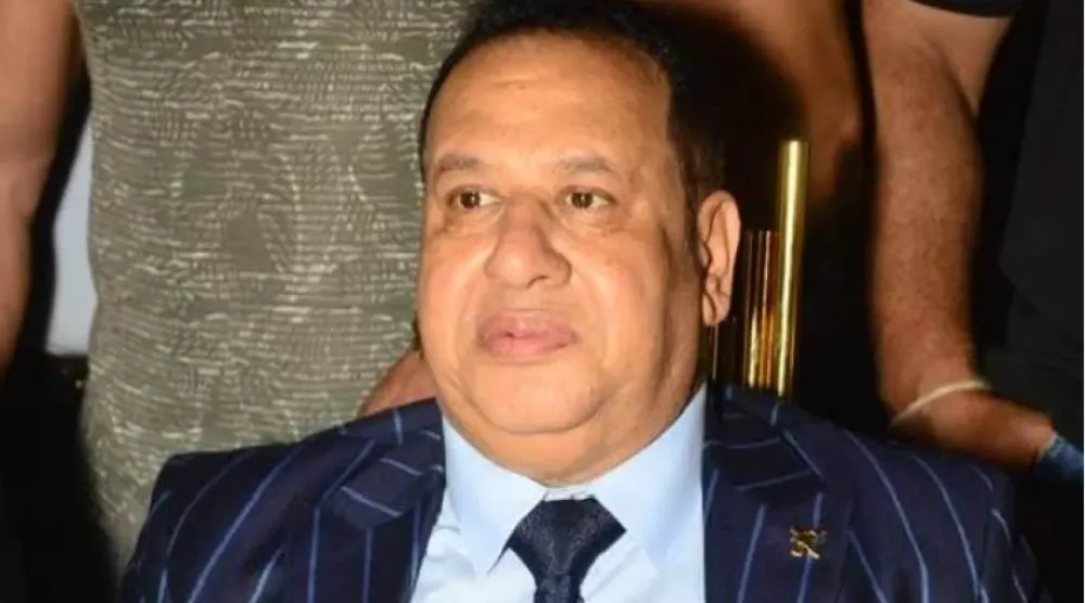 صبري نخنوخ وخلفه حراس شخصيون (صفحته على فيسبوك)
