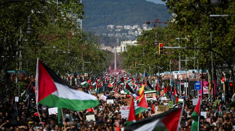 مسيرة احتجاجية مؤيدة للفلسطينيين وللتنديد باعتراض القوات الإسرائيلية سفن «أسطول الصمود العالمي» التي كانت تهدف إلى الوصول إلى غزة وكسر الحصار البحري الإسرائيلي في برشلونة أكتوبر 2025 (رويترز)