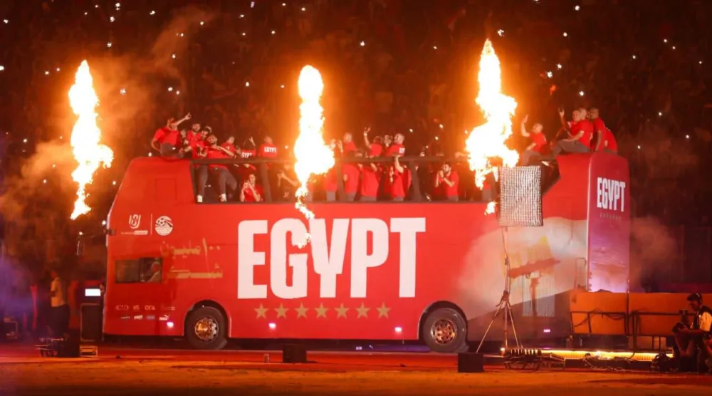 لاعبو المنتخب المصري في حافلة مكشوفة بأرض استاد القاهرة لتحية الجماهير (الاتحاد المصري لكرة القدم)
