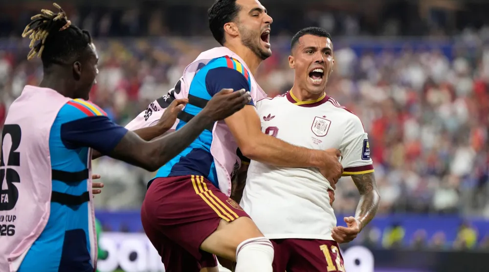 بيدرو بورو محتفلاً بهدفه في فرنسا (أ.ب)