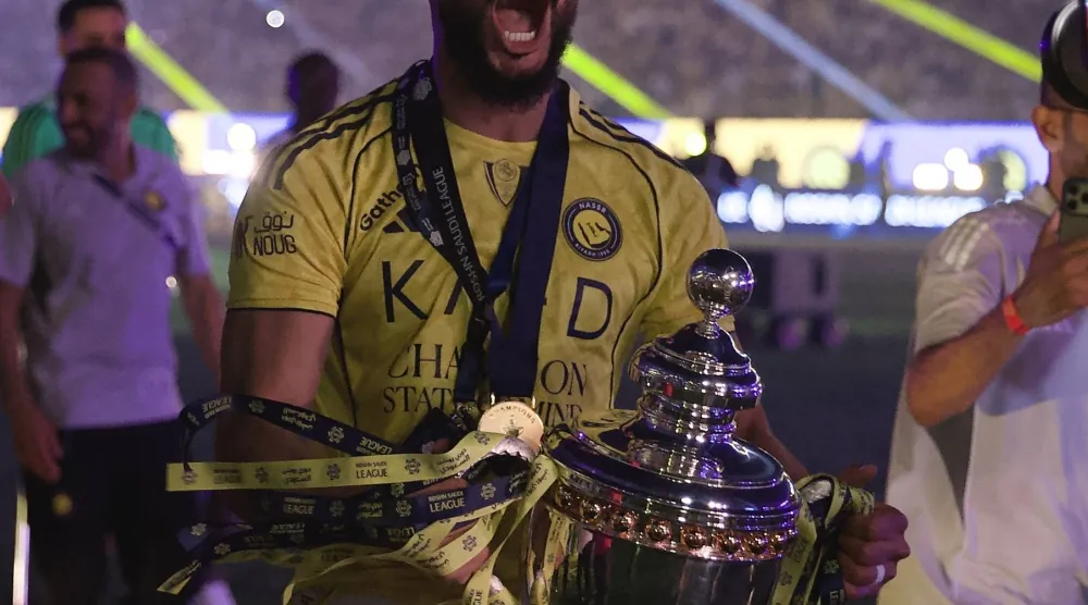 العمري محتفلاً بكأس الدوري الموسم الماضي مع النصر (تصوير: نايف العتيبي)