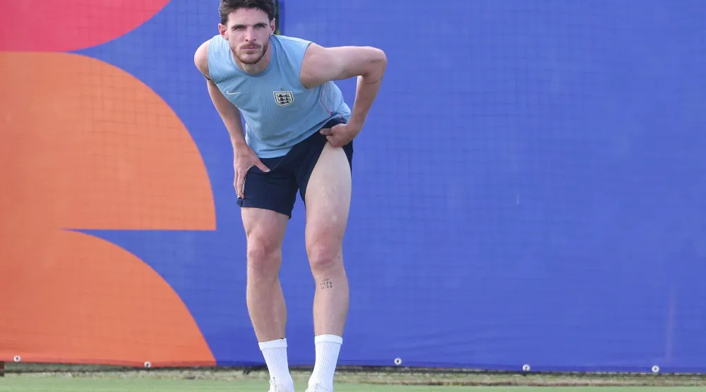 لاعب الوسط ديكلان رايس جاهز للمشاركة أساسياً حسبما أوضح توخيل (أ.ف.ب)