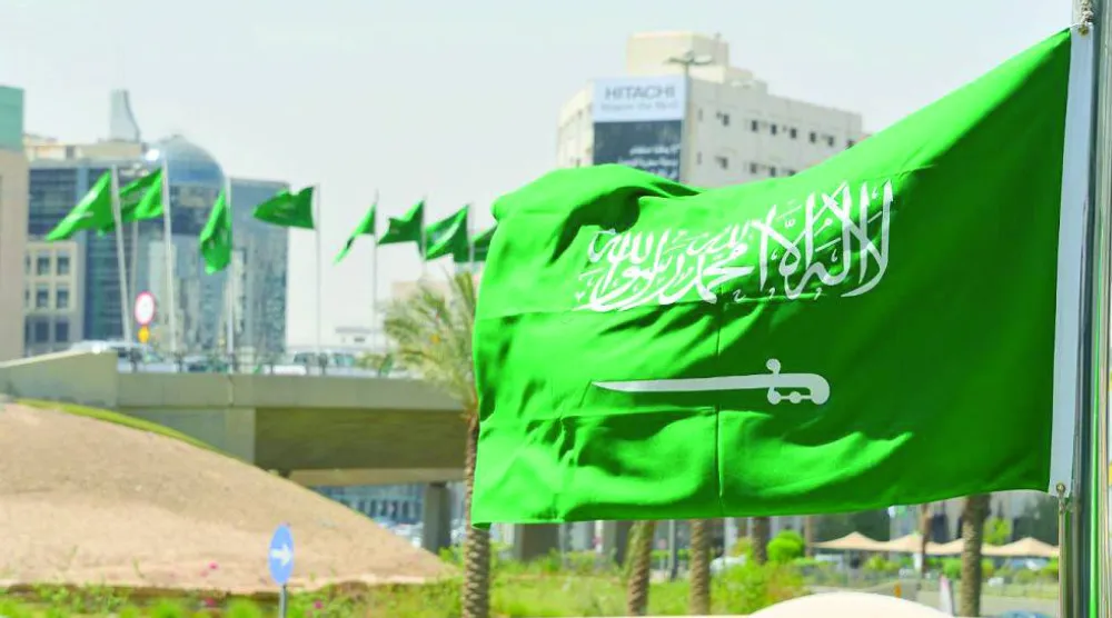 أعلام سعودية ترفرف على أحد شوارع العاصمة السعودية (الشرق الأوسط)