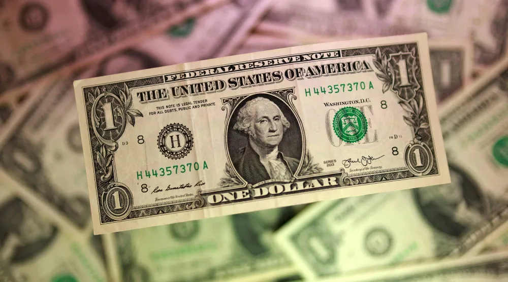 أوراق نقدية من فئة الدولار الأميركي (رويترز)