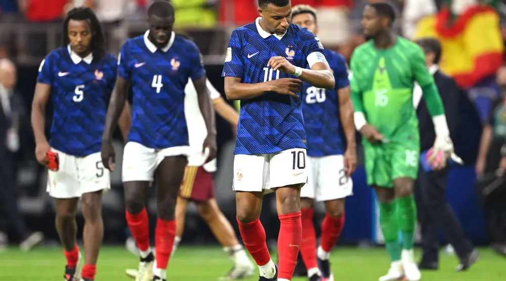 المنتخب الفرنسي بعد الخسارة أمام إسبانيا: «نفوز سوياً ونخسر سوياً» (أ.ف.ب)