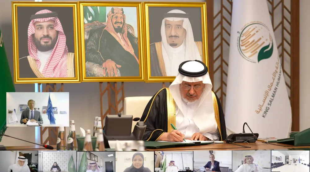 الدكتور عبد الله الربيعة يوقع الاتفاقية (واس)