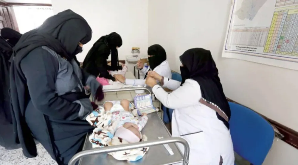 İlaç sıkıntısı çeken Sana’daki bir hastanede çocuklarını aşı olmaya getiren Yemenli kadınlar (EPA)