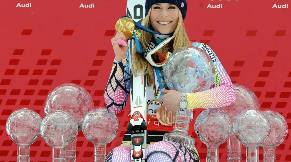ليندسي فون مع ميدالياتها الأولمبية وكؤوس كأس العالم للتزلج في ألمانيا عام 2010 (أرشيفية - أ.ب)