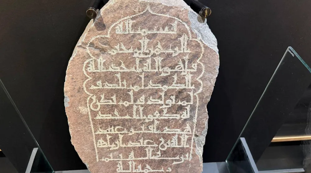 يستعرض المعرض مجموعة نادرة من شواهد القبور المصنوعة من حجر البازلت الأسود البركاني (الشرق الأوسط)