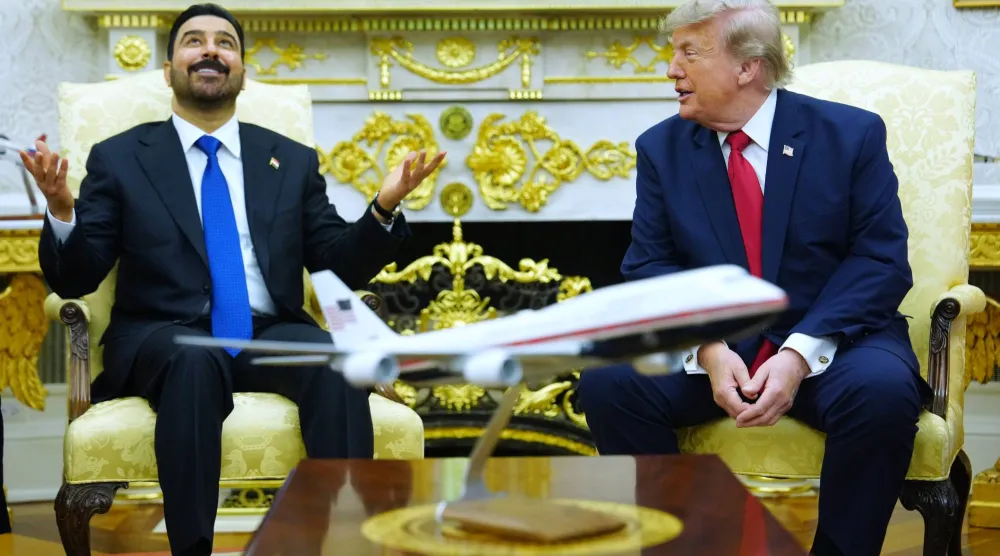 الرئيس الأميركي دونالد ترمب مع ضيفه رئيس الوزراء العراقي علي الزيدي في البيت الأبيض يوم 14 يوليو 2026 (أ.ب)
