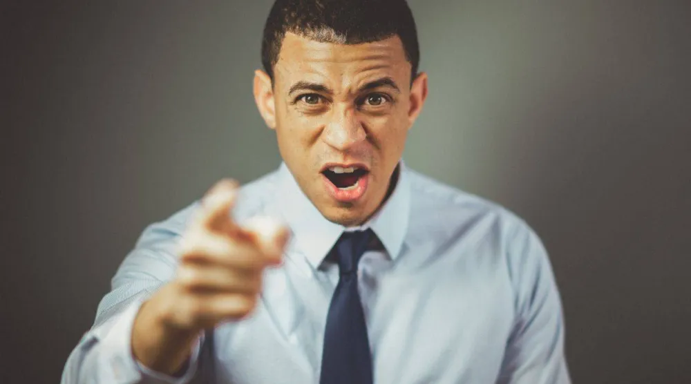 ما العلاقة بين استخدام الذكاء الاصطناعي وتراجع السلوك المهذب؟ (بكسلز)