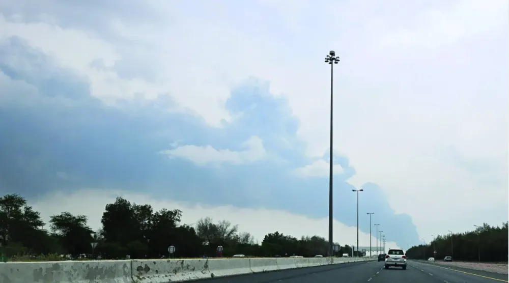 تصاعد الدخان من منطقة مطار الكويت الدولي بعد غارة جوية بطائرة مسيرة استهدفت مستودع وقود (أرشيفية - أ.ف.ب)