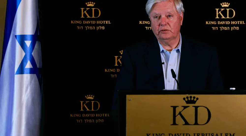 السيناتور الأميركي الراحل ليندسي غراهام خلال مؤتمر صحافي في القدس في نوفمبر 2024 (رويترز)
