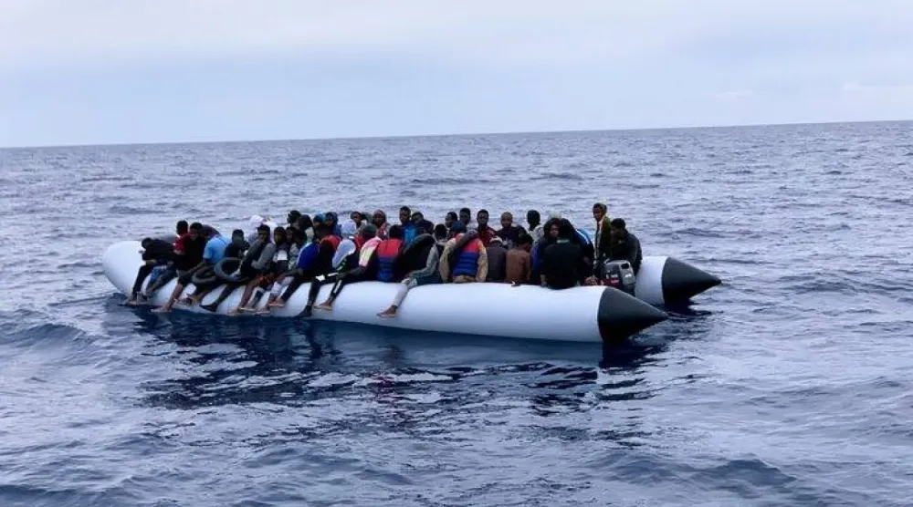 Libya sahil güvenlik ekipleri Akdeniz'de, Libya kıyıları açıklarında, bir lastik botta bulunan göçmenleri kurtarmak için olay yerine gelirken (Reuters- Arşiv)