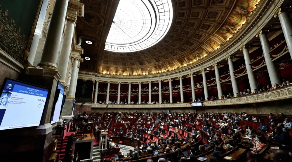 Fransa Parlamenterler, Fransız Parlamentosu'nun alt kanadı olan Ulusal Meclis'te ötanazi yasa tasarısına ilişkin oylama oturumuna katılıyor. Paris, 15 Temmuz 2026 (AFP)