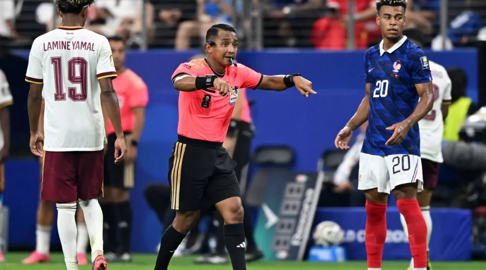 الحكم السلفادوري إيفان بارتون الذي قاد مواجهة فرنسا وإسبانيا (إ.ب.أ)