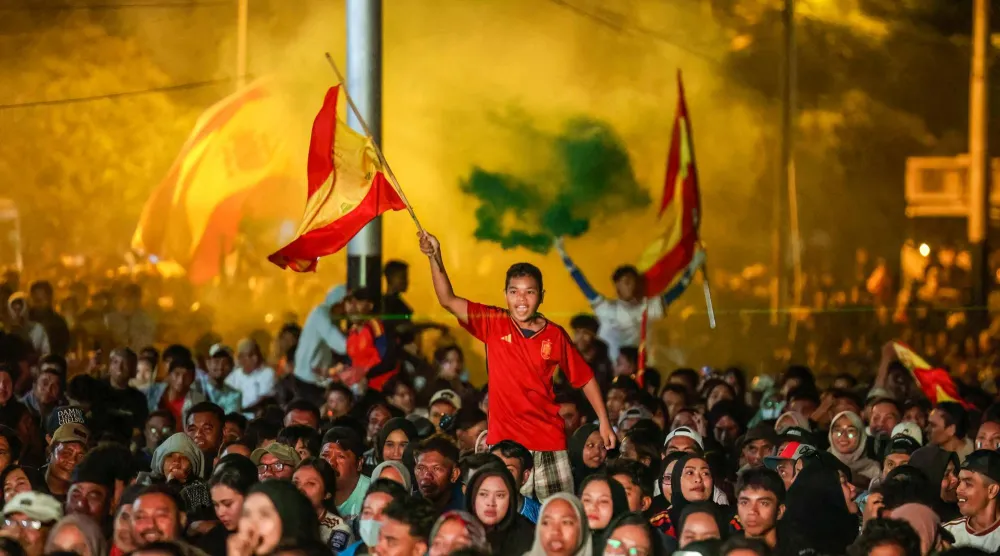 مشجعون إسبان يحتفلون بتأهل منتخب بلادهم للمباراة النهائية (أ.ف.ب)