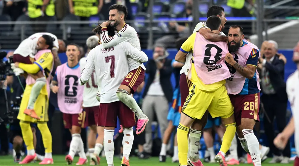 لاعبو المنتخب الإسباني واحتفالات صاخبة بعد الانتصار على فرنسا والتأهل للنهائي (إ.ب.أ)