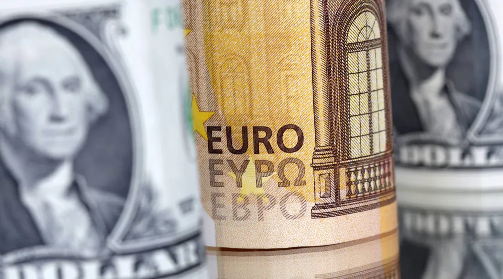 أوراق نقدية من الدولار الأميركي واليورو (رويترز)