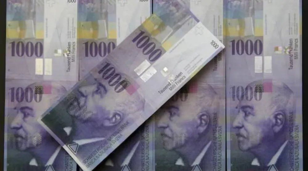 أوراق نقدية من فئة 1000 فرنك سويسري (رويترز)