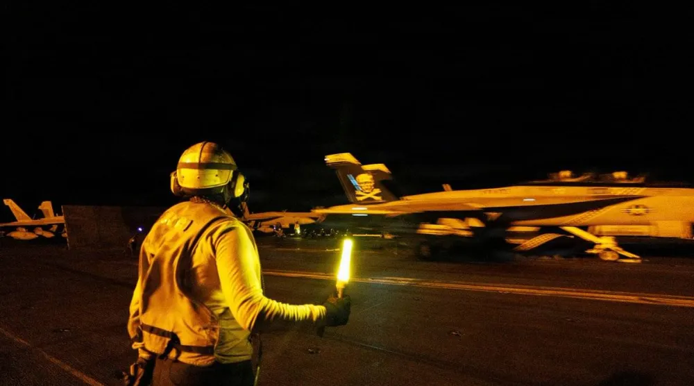 بحارة أميركيون يجرون عمليات طيران ليلية على متن حاملة الطائرات «يو إس إس جورج إتش دبليو بوش» أثناء إبحارها في بحر العرب (سنتكوم)