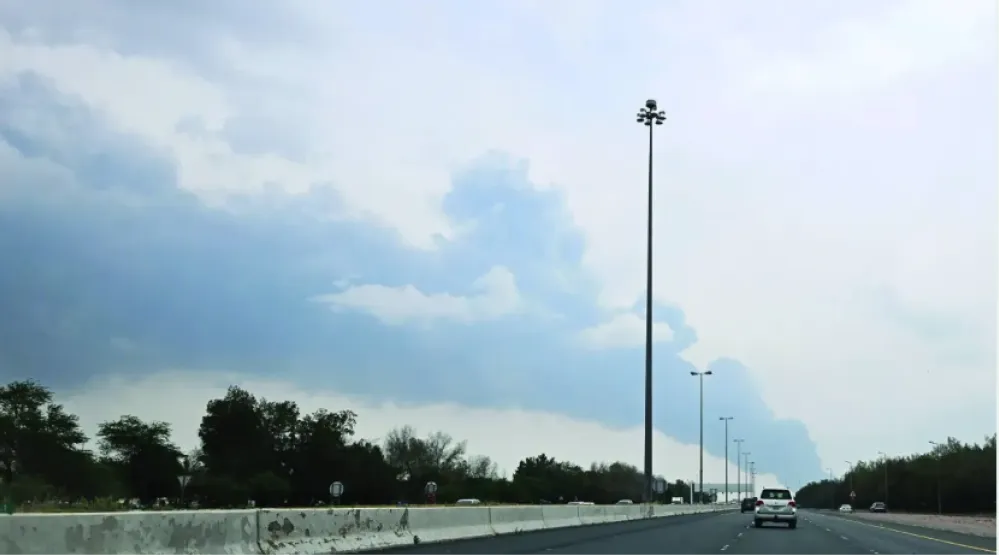 تصاعد الدخان من منطقة مطار الكويت الدولي بعد غارة جوية بطائرة مسيَّرة استهدفت مستودع وقود (أرشيفية - أ.ف.ب)