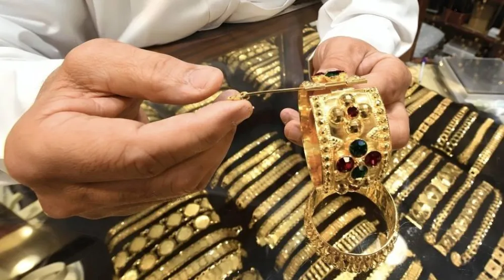 صائغ يفحص مشغولات ذهبية في إحدى مدن شرق السعودية (الشرق الأوسط)