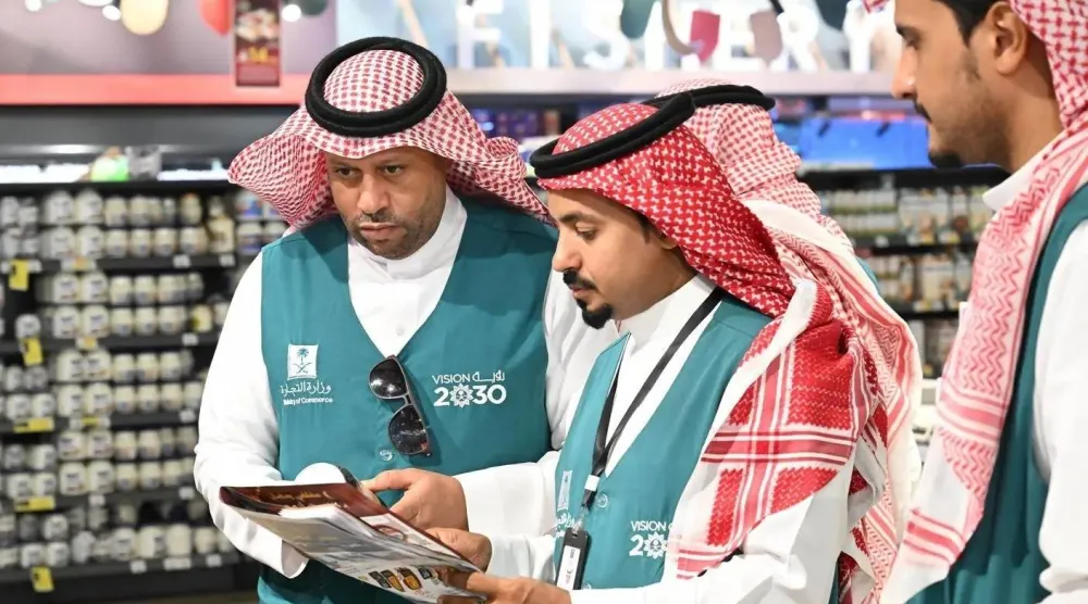 الفرقة الرقابية التابعة لوزارة التجارة خلال جولة تفتيشية في أحد المراكز التجارية (واس)