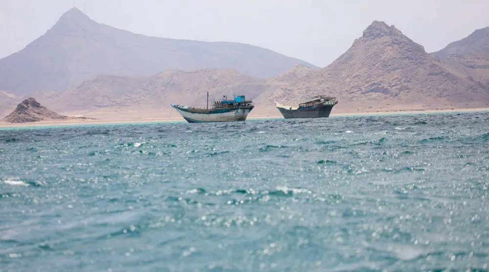 قوارب يمنية تطفو قرب ساحل باب المندب (رويترز)