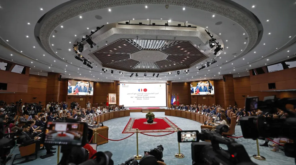 رئيس الوزراء الفرنسي والوفد المرافق له خلال أشغال الاجتماع الوزاري رفيع المستوى بين البلدين الذي تحتضنه العاصمة الرباط (أ.ف.ب)