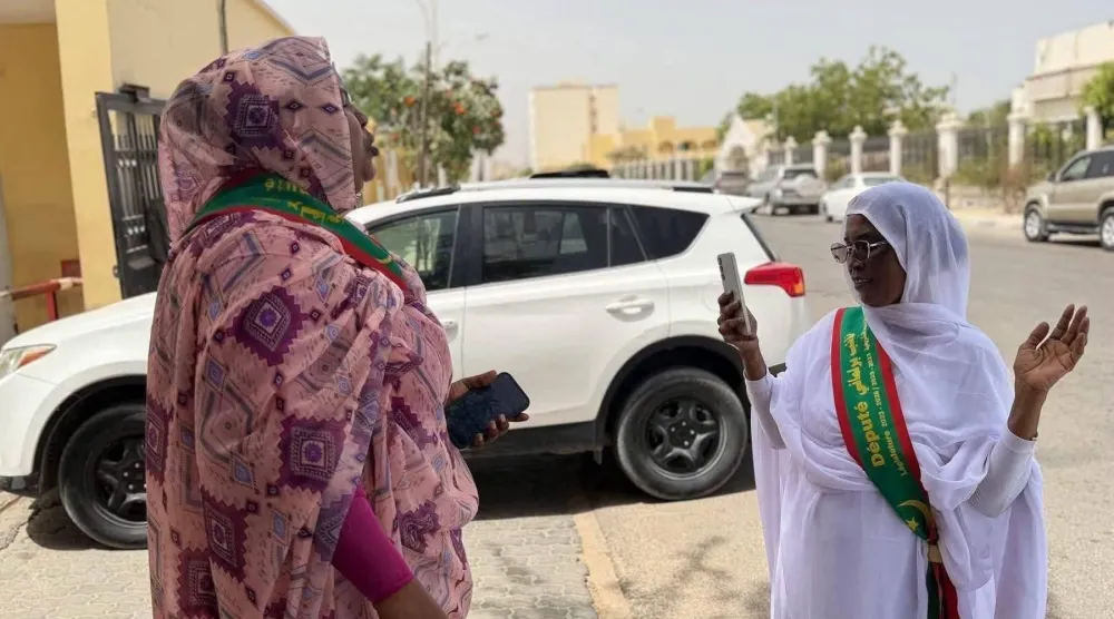 الناشطتان الحقوقيتان أمام بوابة البرلمان بعد منعهما من الدخول (تواصل اجتماعي)