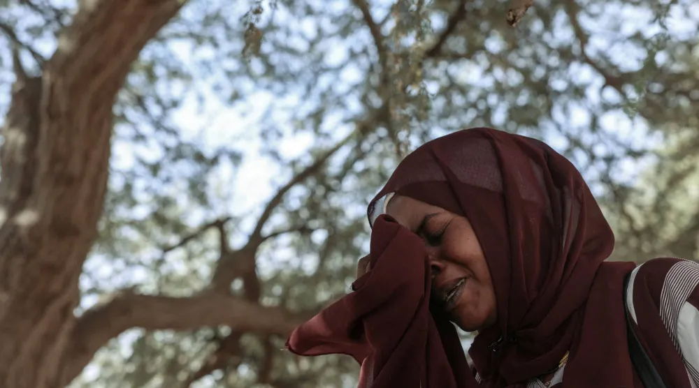 سودانية هاربة من مدينة الفاشر متأثرة خلال مقابلة مع وكالة «رويترز» في معسكر للاجئين شرق تشاد 27 نوفمبر 2025 (رويترز)