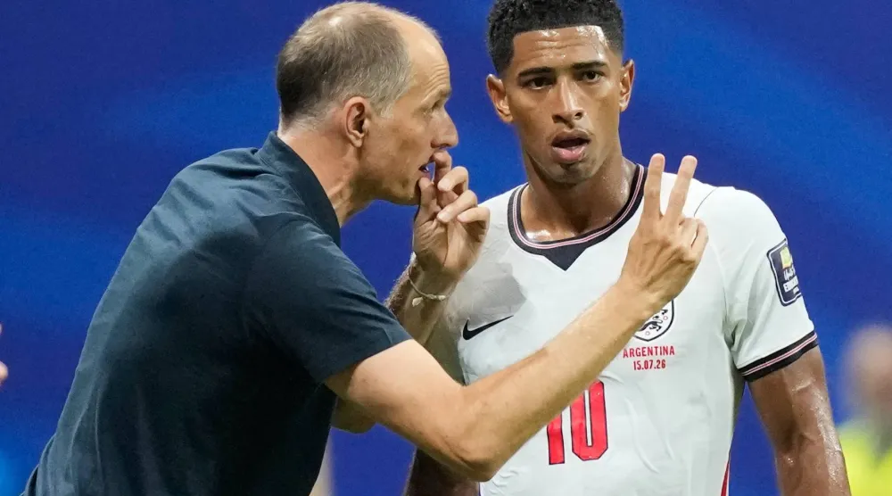 توماس توخيل يوجّه التعليمات إلى جود بيلينغهام خلال مباراة نصف نهائي كأس العالم 2026 بين إنجلترا والأرجنتين (أ.ف.ب)