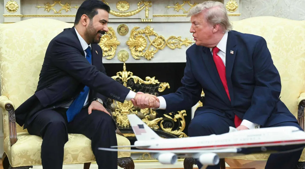 الرئيس الأميركي دونالد ترمب يصافح رئيس الوزراء العراقي علي الزيدي في البيت الأبيض 14 يوليو الحالي(أ.ف.ب)