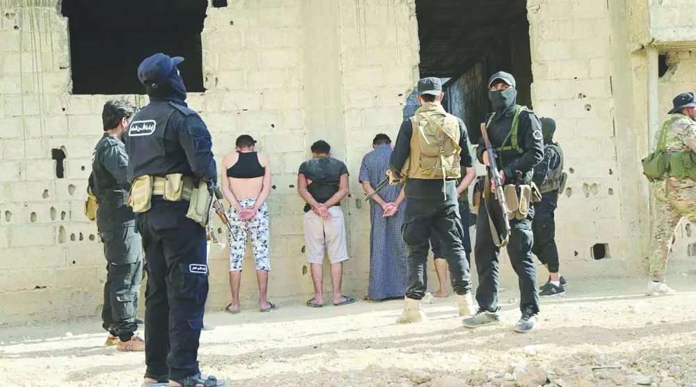 عناصر أمن سوريون خلال حملة اعتقالات يوم 23 يونيو بعد تفجير كنيسة مار إلياس في اليوم السابق بدمشق (أ.ف.ب)
