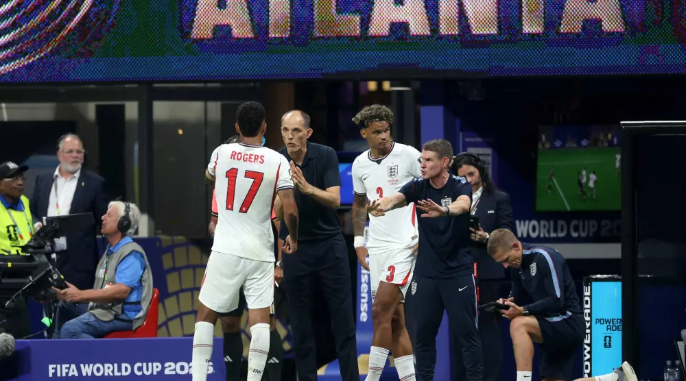 توماس توخيل مدرب منتخب إنجلترا يتحدث إلى مورغان روغرز خلال مباراة نصف النهائي أمام الأرجنتين في أتلانتا (أ.ف.ب)