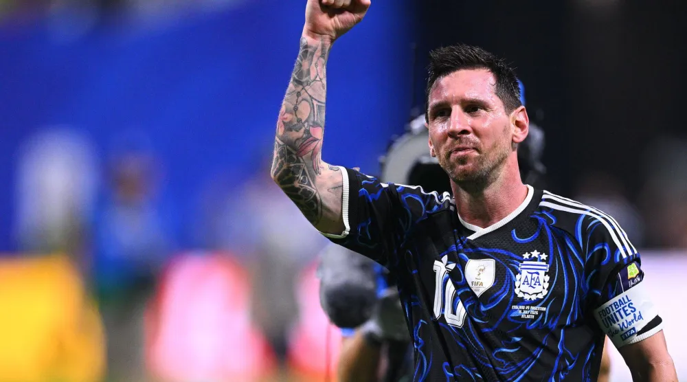ليونيل ميسي يحتفل بالتأهل إلى نهائي كأس العالم (د.ب.أ)