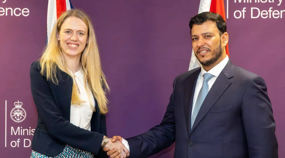عبد الله العليمي مع وزيرة القوات المسلحة البريطانية لويز ساندر جونز (سبأ)
